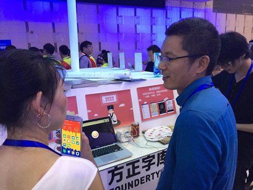 寫字先生展位現(xiàn)場咨詢2.jpg 寫字先生展位現(xiàn)場咨詢2.jpg