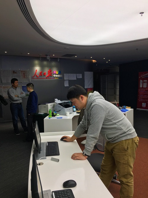 人民日?qǐng)?bào)社現(xiàn)場(chǎng)3.jpg 人民日?qǐng)?bào)社現(xiàn)場(chǎng)3.jpg